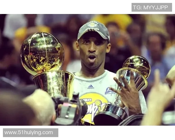 科比逝世一周年，湖人队永久退役其两枚球衣，球迷默哀献花致敬