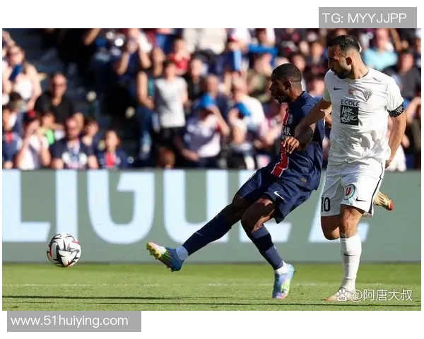 内马尔在法甲比赛中率队取得胜利，巴黎圣日耳曼再次领跑积分榜