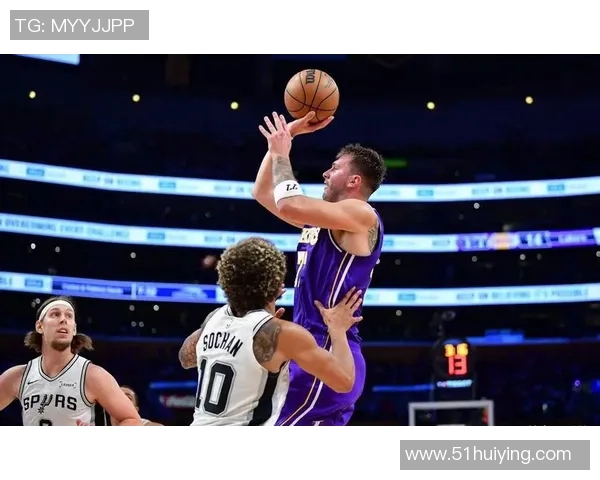 小牛大胜马刺，东契奇状态依旧火爆：新赛季风暴再起